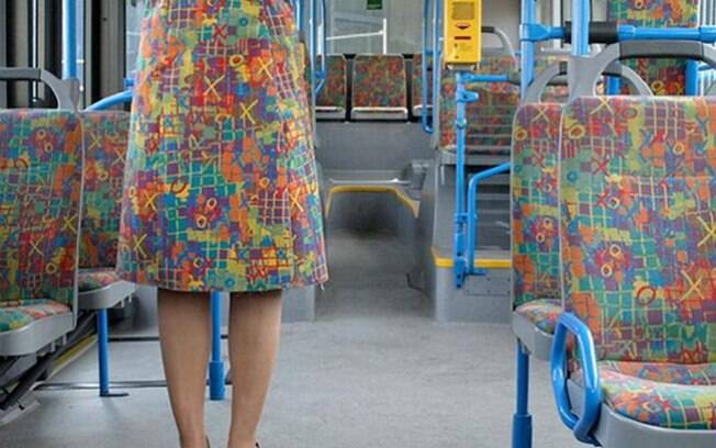 E você compra aquele vestido super descolado e descobre da pior maneira possível que a estampa também foi usada no acolchoado dos ônibus e você se torna a Musa da Lotação
