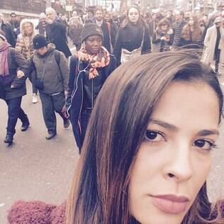 Gyselle Soares participa de marcha contra o terror em Paris