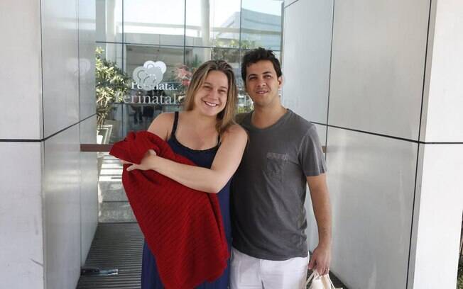 Fernanda Gentil e o ex-marido Matheus Braga saindo da maternidade