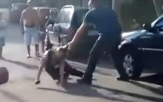 Agente de segurança tomou um soco no rosto, caiu no chão e levou um chute na cabeça, em Minas Gerais