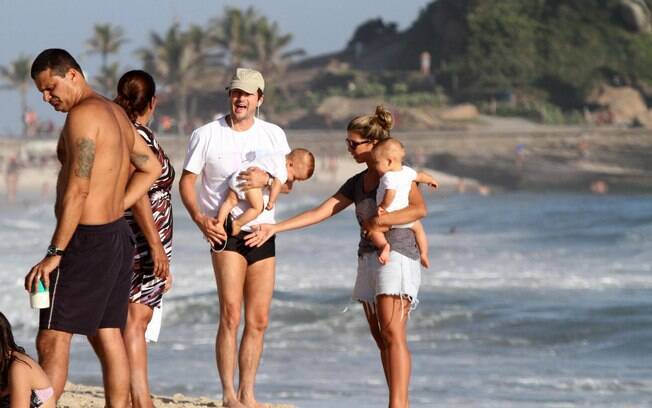 No mesversário dos filhos, Marcelo Serrado passeia com a família na praia