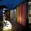 Apostar em móveis retroiluminados na área externa da casa é uma opção que valoriza o local . Foto: Divulgação