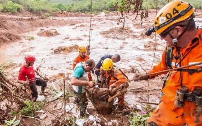 Mais de cem homens do Corpo de Bombeiros trabalham em resgates após rompimento de barragens, neste domingo (8)