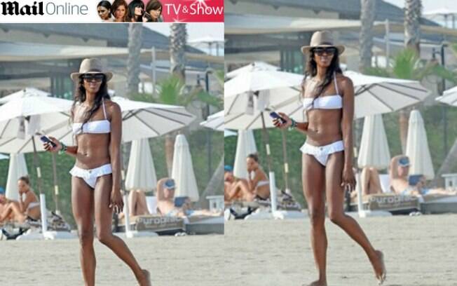 Aos 43 anos, Naomi Campbell mostrou o corpo em forma na praia com amigas