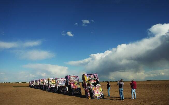 Cadillac Ranch possui diversos cadillacs grafitados