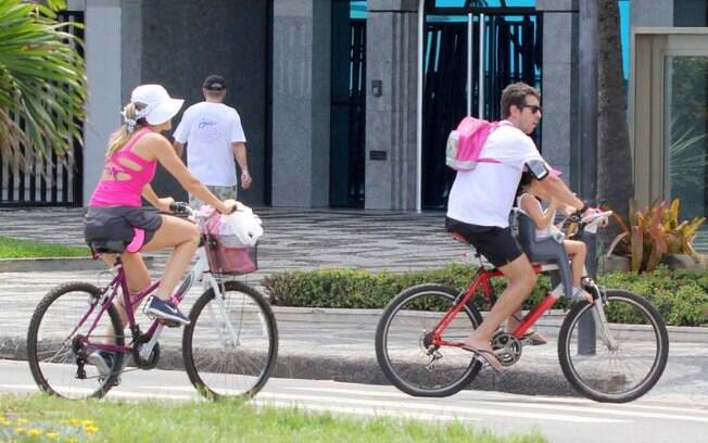 Ingrid Guimarães, Clara e o marido, Renê Machado, deixam a praia de bicicleta