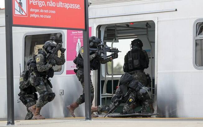 O exército Brasileiro durante simulação de ataque terrorista na estação de trem de Deodoro, no Rio de Janeiro