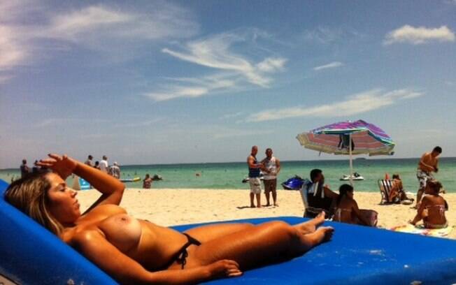 Mulher Melão faz topless em Miami