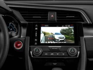 Honda Civic Touring 1.5 Turbo vem com câmeras de alta resolução no retrovisor do lado esquerdo que capta imagens para  a tela no painel