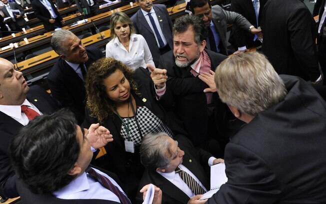 Parlamentares bateram boca durante reunião da Comissão Mista de Orçamento