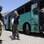 Resgatistas são vistos perto de ônibus atacado em Israel. Foto: Reuters