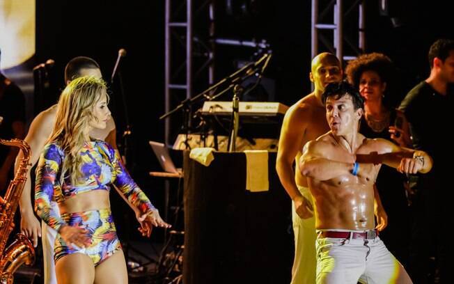Claudia Leitte dividiu o palco com o dançarino colombiano Beto Perez, fundador da Zumba Fitness