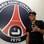 Thiago Silva posa ao lado do escudo do clube francês. Foto: Site oficial do Paris Saint-Germain