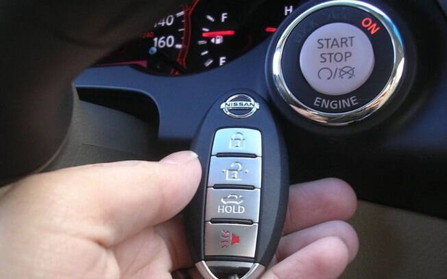 Carros com o sistema keyless utilizam ondas de rádio para se comunicar com o veículo, abrindo as portas e permitindo ligar o motor. Carros com o sistema keyless utilizam ondas de rádio para se comunicar com o veículo, abrindo as portas e permitindo ligar o motor.