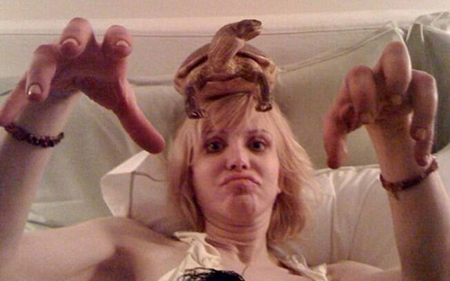 Courtney Love posou com seu jabuti na cabeça. Oi?