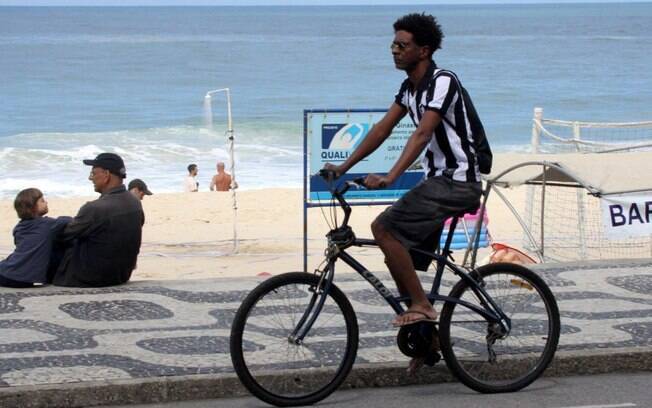 Hélio de La Peña também optou por pedalar, mas escolheu como pista a orla da praia do Leblon