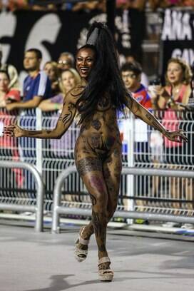 Musa da Rosas de Ouro toda tatuada foi uma das atrações do desfile. Foto: AgNews