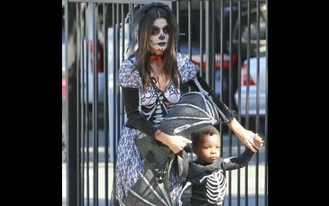 Sandra Bullock de noiva cadáver e o filho, Louis, de esqueleto