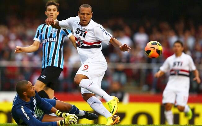 Luis Fabiano divide a bola com Dida em ataque do São Paulo