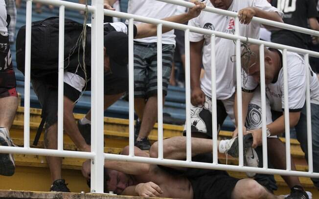 Briga entre torcedores de Atlético-PR e Vasco na Arena Joinville