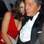 O estilista Valentino parece um tanto constrangido ao sair com Liz Hurley de um baile de gala em 2010. A atriz estava cambaleando . Foto: Grosby Group/ SplashNews