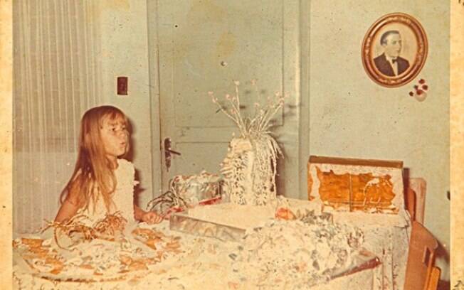 Xuxa Meneghell criancinha comemorando o aniversário. Não parece a Sasha? 