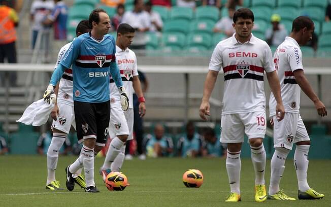 Rogério Ceni cumprimenta os jogadores do São Paulo após a vitória sobre o Bahia