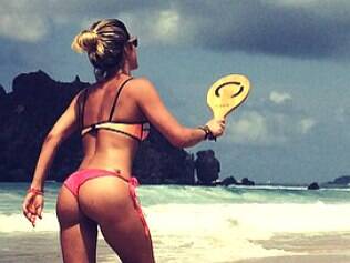 Praia e calor: elas posam soltinhas