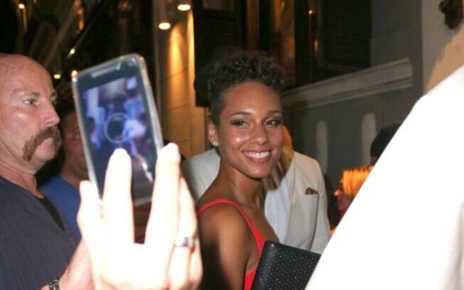 Acompanhada do marido, Alicia Keys sorriu para as fotos e se divertiu com os fãs