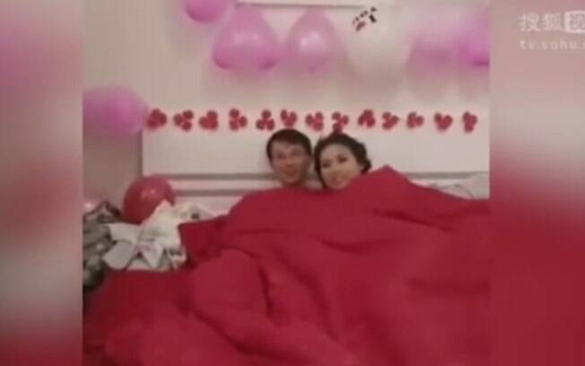 Em uma festa de noivado na China, as brincadeiras passaram dos limites, e casal foi forçado a fazer sexo Em uma festa de noivado na China, as brincadeiras passaram dos limites, e casal foi forçado a fazer sexo
