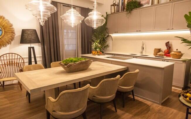 A mesa de jantar faz a união entre a sala de estar e a cozinha, no ambiente projetado por Fabio Morozini