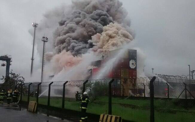 Fumaça toma terminal de cargas em Vicente de Carvalho: 50 bombeiros tentam apagar chamas
