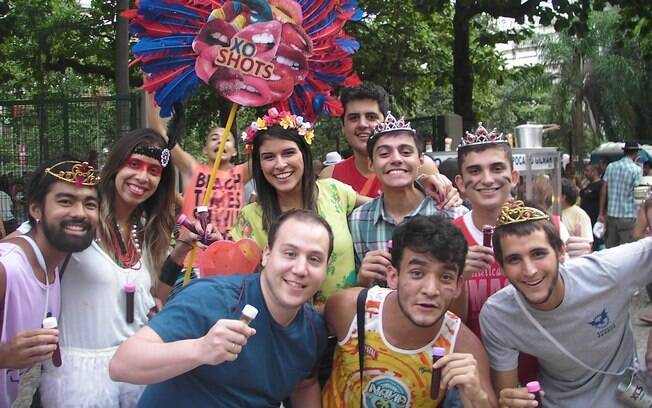 Clientes da Xo Shots curtem drink de vodka ou pinga com frutas vermelhas no carnaval do Rio