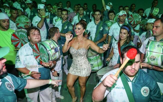Na ponte aérea, Viviane Araújo sambou muito na quadra da Mancha Verde, em São paulo, ao lado... 