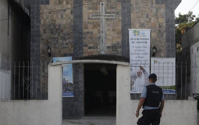 Policial da UPP de Manguinhos em frente à capela de São Jerônimo