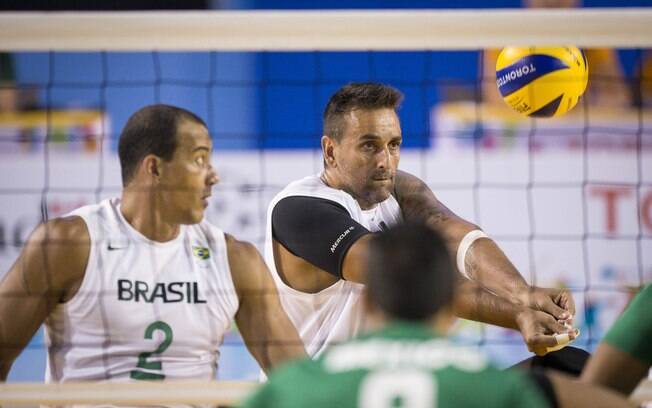 Levi Gomes (à esq.) em ação pela seleção brasileira durante o Parapan de Toronto