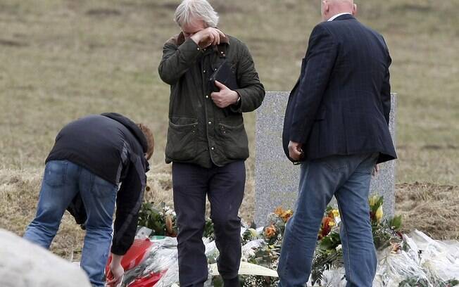 Parentes de uma das vítimas do voo alemão prestam homenagens em monumento criado na área onde a aeronave Germanwings caiu, nos Alpes franceses (março/2015)