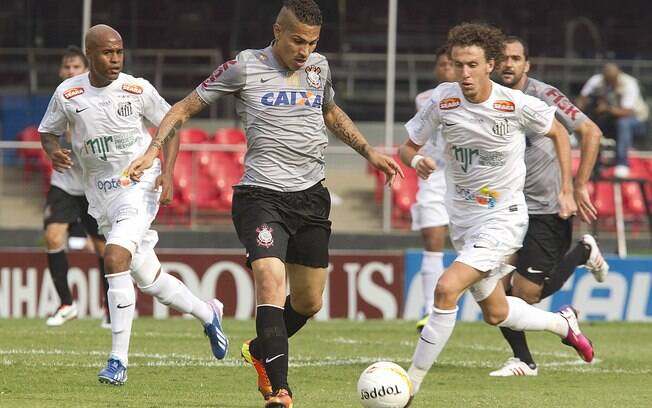 Galhardo e Guerrero em lance do clássico entre Santos e Corinthians no Morumbi
