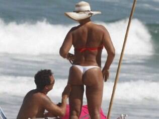 Solange Couto e o marido Jamerson tomam sol no Rio. Atriz mostra boa forma após perder 40kg