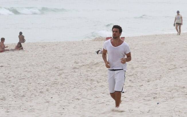 Cauã Reymond tirou a tarde de domingo (15) para correr em uma praia do Rio de Janeiro