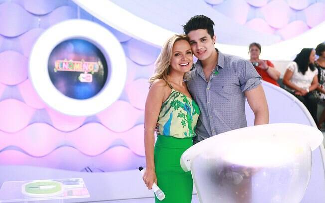 Luan Santana no palco com Eliana