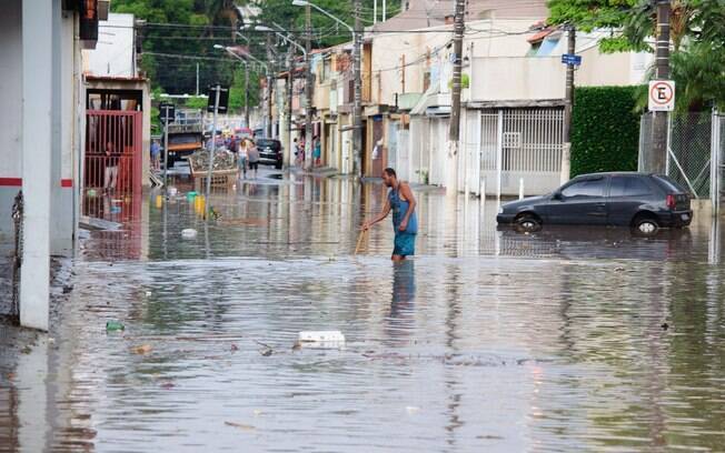 Rio Aricanduva transborda devido a forte chuva da tarde desta sexta-feira (19)