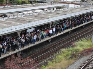 Passageiros aguardam retorno dos trens na estação Presidente Altino, na Linha 9 da CPTM, em São Paulo