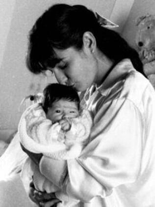 Luiza com Yasmin no colo, em junho de 1988