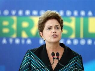 Dilma Rousseff durante posse do novo ministro da Educação, Renato Janine (06/04/2015)