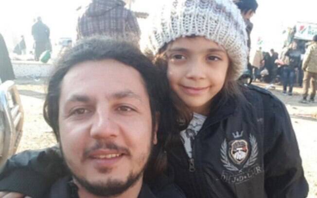 ONG turca publicou foto da garota Bana Alabed, de 7 anos, com funcionário mostrando que ela está em segurança