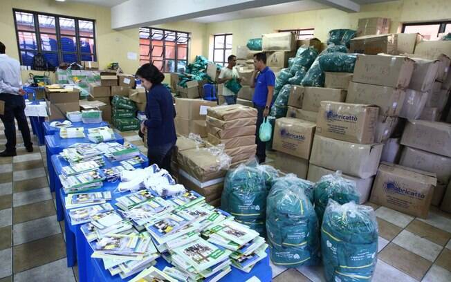 Preparação dos kits para os peregrinos que acompanharão o papa durante a Jornada.