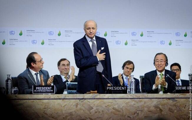 Laurent Fabius, presidente da COP 21, durante anúncio da proposta de acordo sobre o clima
