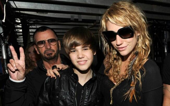 Ringo Starr apareceu estrategicamente atrás da foto de Justin Bieber e Ke$ha