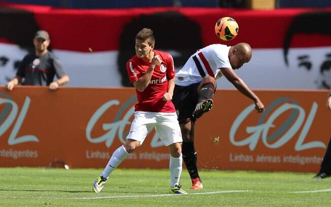 Otávio recebe forte marcação de Edson Silva na partida Internacional x São Paulo